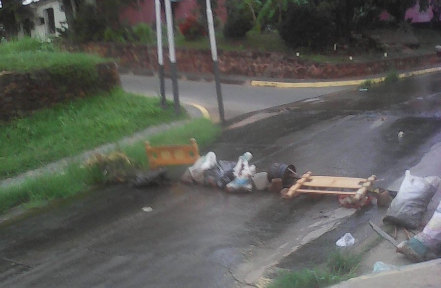 Ciudad Bolívar con barricadas y sin tránsito se suma al #ParoNacional (Fotos)