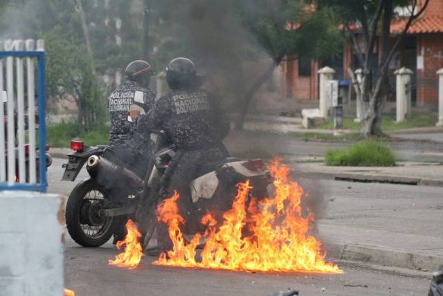  Fuerzas represoras atacaron a manifestantes en Maracay. Fotos: Eleazar Urbaez / @FEDGLOCK 