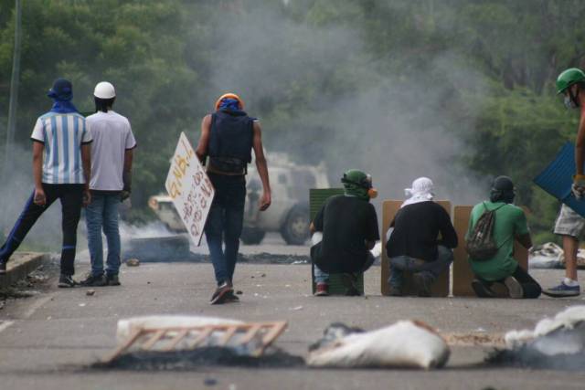 Fuerzas represoras atacaron a manifestantes en Maracay. Fotos: Eleazar Urbaez / @FEDGLOCK 