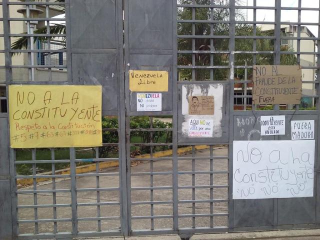 Foto: Vecinos le dicen no a la Constituyente de Maduro en centro de votación El Trigal  / Cortesía 