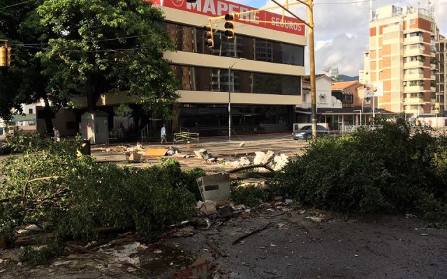 Calles de El Paraíso con barricadas y escombros // Foto @ReporteYa