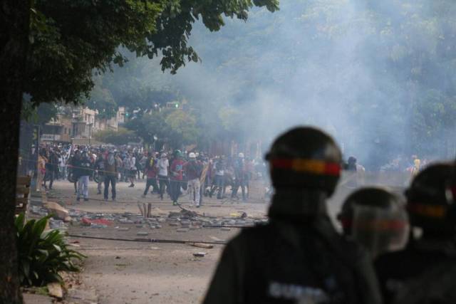 Fotografía referencial de la brutal represión del pasado miércoles en Bello Campo, Caracas. Foto: Will Jiménez / Lapatilla.com