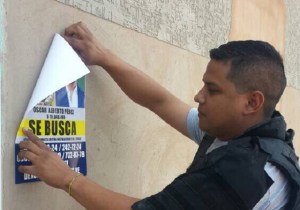 ¡Se busca! Los carteles pegados en Zulia con el rostro del piloto Óscar Pérez (Fotos)