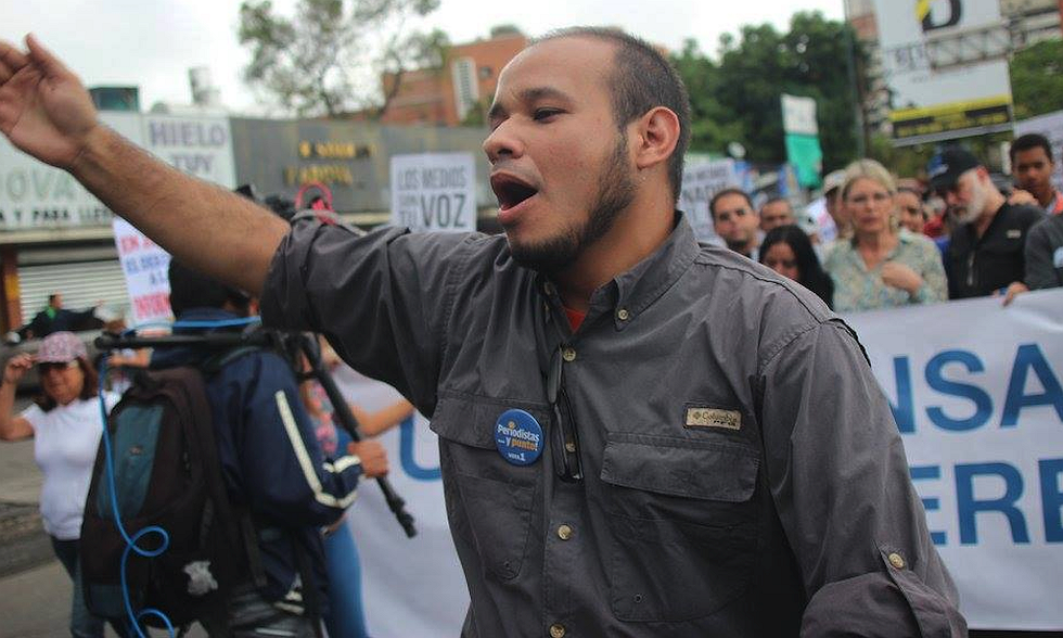 Sin el debido proceso, esposado y con presos comunes se encuentra el periodista Carlos Julio Rojas