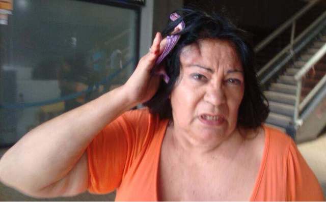 La concejal metropolitano, Gladys Castillo, golpeada por la PNB (Foto: Francisco Toucero)