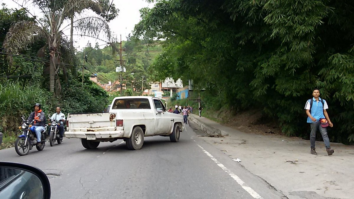 Trancada carretera Baruta-El Placer en Hoyo de la Puerta #10Jul