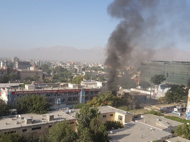 El humo se levanta en el instituto Zawal de la educación más alta después de una explosión cerca del instituto en Kabul.  24 julio 2017. Ahmad Shuja/Social Media/Handout via Reuters