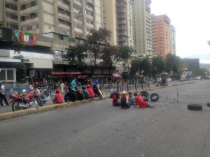 Bloqueado el paso en la avenida Francisco de Miranda a la altura de Los Cortijos #19Jul (foto)
