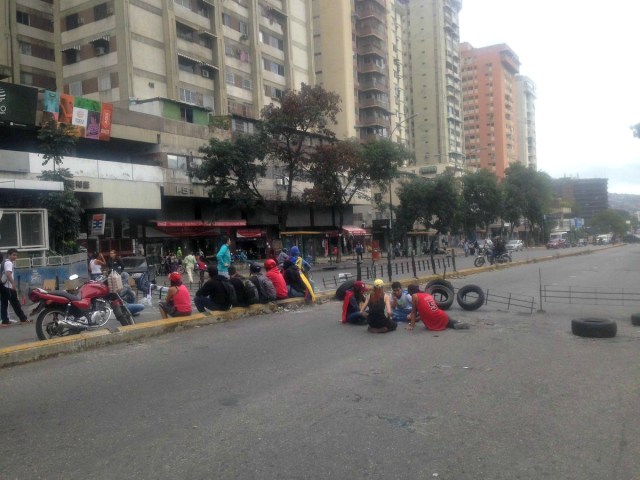 Foto: Bloqueado el paso en la avenida Francisco de Miranda a la altura de Los Cortijos / Cortesía