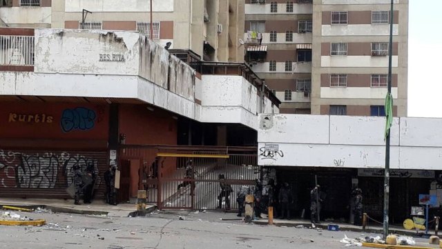 PNB ingresó de manera violenta a edificios en Los Ruices (Foto: @RobiroTeran)