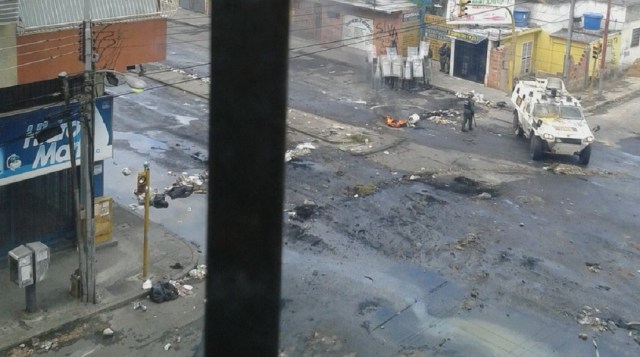 Escombros y barricadas en avenida Ayacucho de Maracay, estado Aragua // Foto @Aleneys 