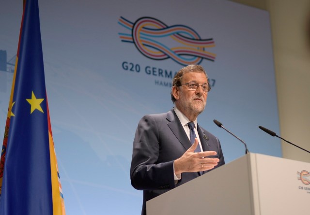 CB512. Hamburg (Germany), 08/07/2017.- Spain's Prime Minister Mariano Rajoy speaks at the closing press conference of the G-20 summit in Hamburg, Germany, 08 July 2017. The G20 Summit (or G-20 or Group of Twenty) is an international forum for governments from 20 major economies. The summit was taking place in Hamburg 07 to 08 July 2017. (España, Hamburgo, Alemania) EFE/EPA/CLEMENS BILAN