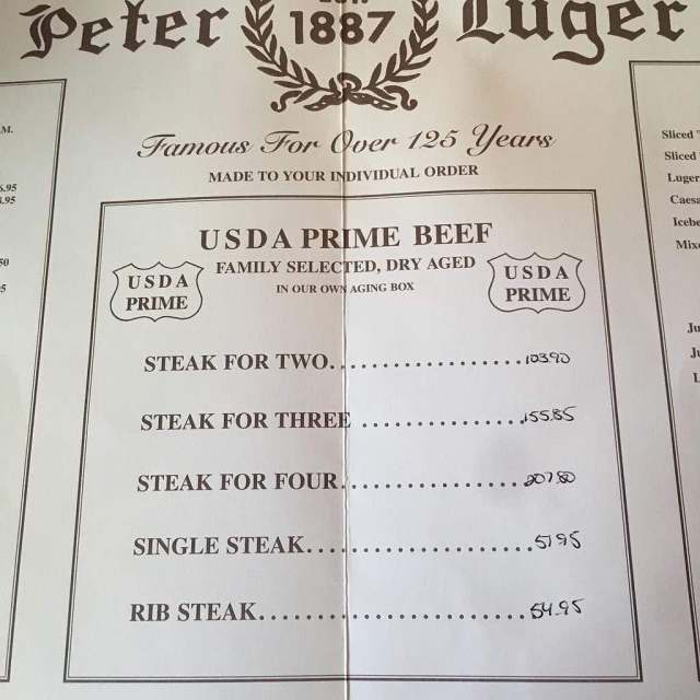Menú del restaurante Peter Luger de Nueva York // Foto vía @MERIDAANONYMOUS