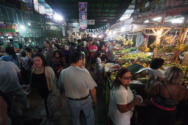 El Mercado Los Pequeños Comerciantes se encontró este domingo repleto de gente. (Foto/Gustavo Delgado) 