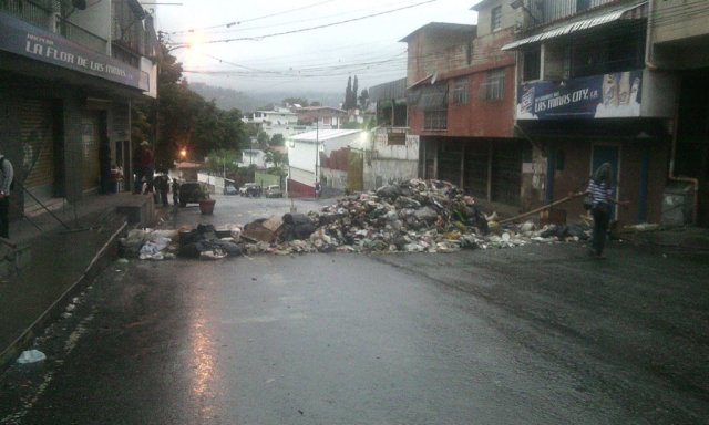 Las barricadas aún están en calles de Las Minas de Baruta (Foto Twitter)