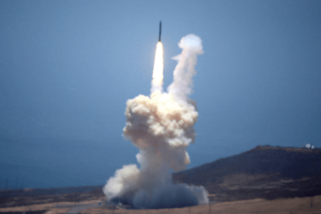 El misil de interceptación despega desde la costa de California, EEUU (Foto: Reuters)