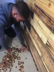¡Creatividad a su máxima expresión!… Así se ven 70.000 monedas en un piso (+fotos)