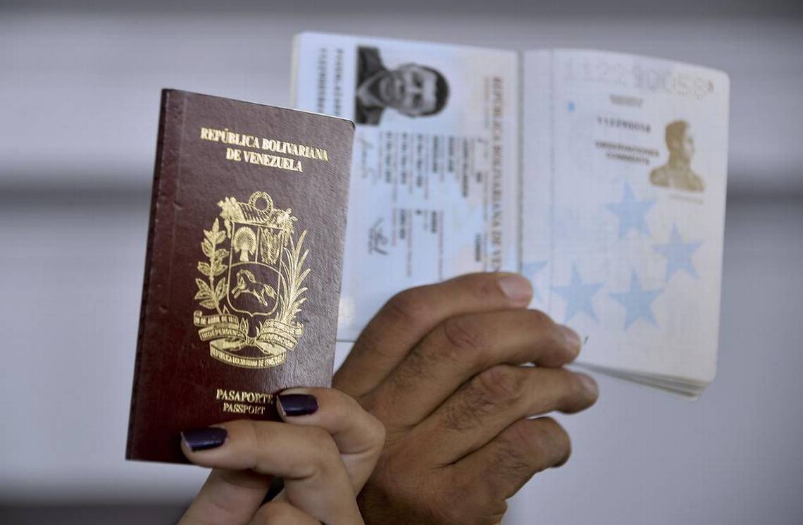 Venezuelanos muestran sus pasaportes durante una protesta en la ciudad de Panamá el 8 de abril de 2015. RAUL ARBOLEDA AFP/Getty Images