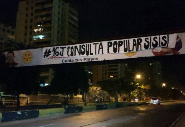 Pancarta a favor de la consulta popular // Foto @somoslaguaira