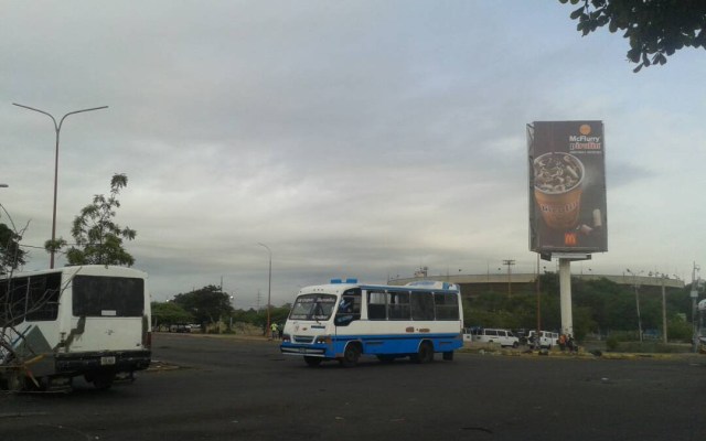 Foto: Encapuchados cierran con buses accesos a la Urbe en Maracaibo / LaVerdad