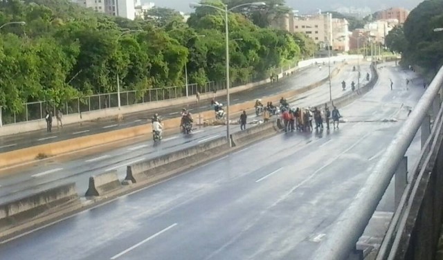 Protesta en autopista Prados del Este  este #18Jul // Foto @AntiChabestiA9 