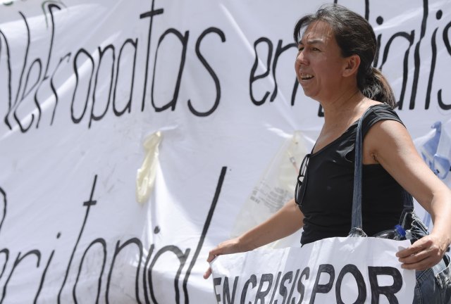 Una mujer protesta el miércoles frente a la sede del Seguro Social en Caracas. Los disturbios y protestas que ya pasan de 100 dias en Venezuela mantienen al país en ascuas sin que se vea una salida aceptable. Juan Barreto AFP 