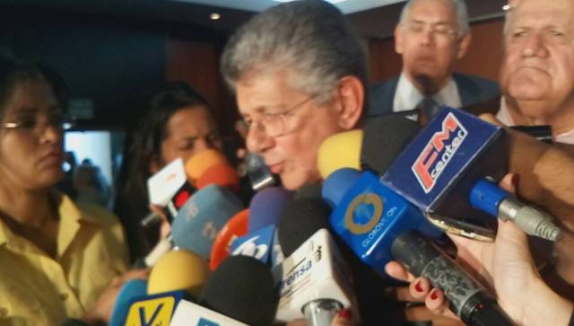 Henry Ramos Allup, luego de dar lectura al acuerdo de gobierno de unidad / Foto Unidad Venezuela