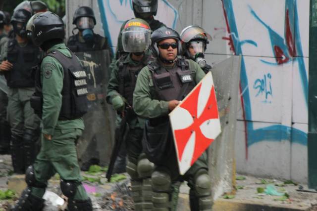 Disparos de lacrimógenas horizontales y demás atrocidades: La represión de la GNB en Bello Campo. Foto: Régulo Gómez / LaPatilla.com
