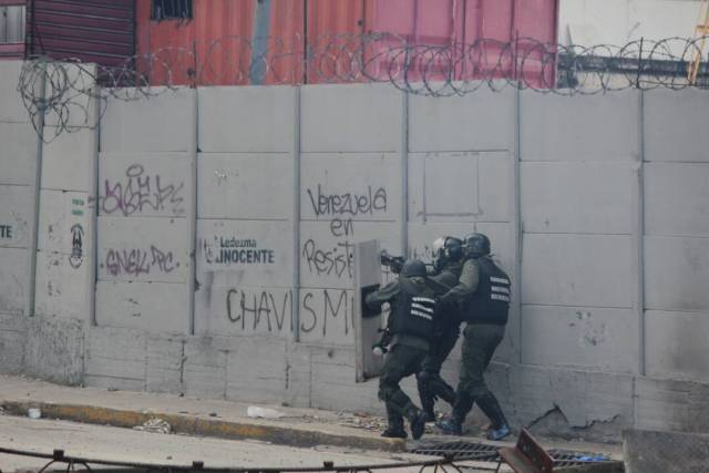 Disparos de lacrimógenas horizontales y demás atrocidades: La represión de la GNB en Bello Campo. Foto: Régulo Gómez / LaPatilla.com