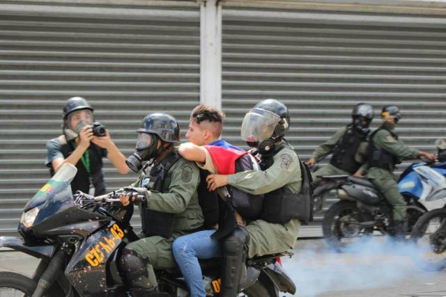 Reprimen a manifestantes que marchaban hacia el TSJ: Varios detenidos. Foto: Régulo Gómez