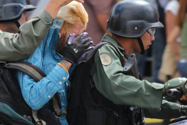 Reprimen a manifestantes que marchaban hacia el TSJ: Varios detenidos. Foto: Régulo Gómez