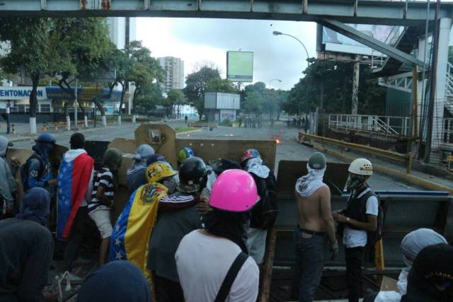 La resistencia se mantuvo en Chacao hasta el ocaso. Foto: Will Jiménez / LaPatilla.com