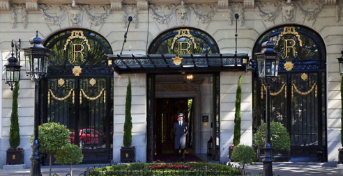 La entrada del lujoso hotel Ritz en Madrid