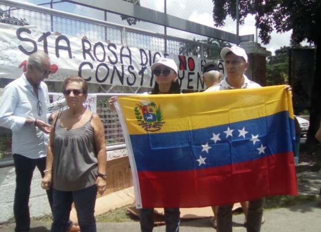 Pancartas en Santa Rosa de Lima, Caracas // Foto @unidadvenezuela 