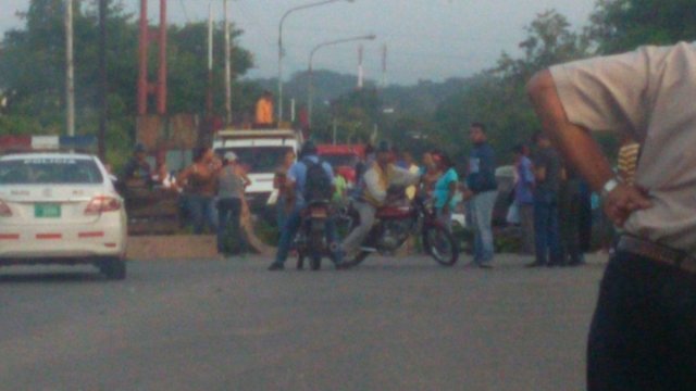 Foto: Trancado los accesos a Santa Teresa del Tuy por protesta / Cortesía 