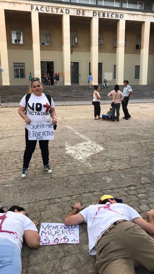 Protesta a las puertas de la Universidad de Zaragoza contra el régimen de Nicolás Maduro.