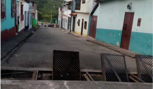 Foto: Colectivos atacaba a quienes caceroleaban cerca de Residencia de Gobernadores en Táchira / La Entrevista