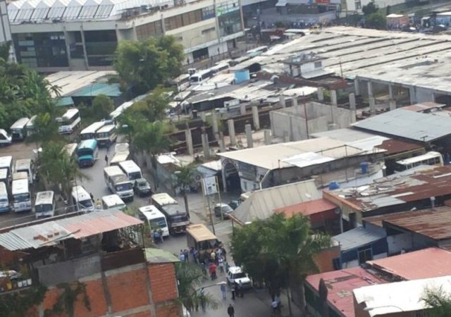 Foto:  Paro de transporte en Los Altos Mirandinos por inseguridad #7Jul / Pola Del Giudice