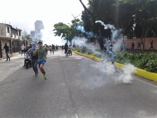 Fuerte represión en El Trigal (Foto: @AndrewsAbreu)