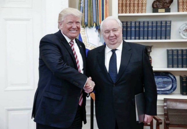 Donald Trump posa con el embajador ruso en Washington en el Despacho Oval (Foto: elpais.com)