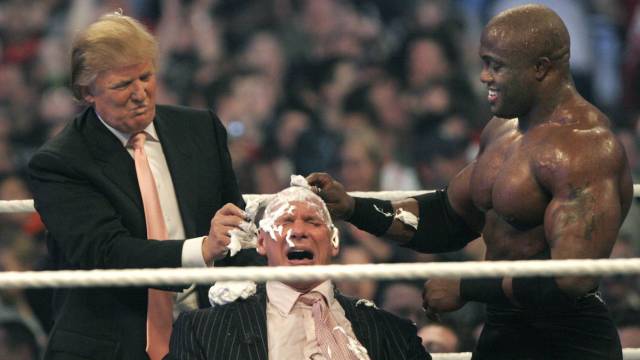 Captura del vídeo en que Trump afeita la cabeza a Vince McMahon. WWE