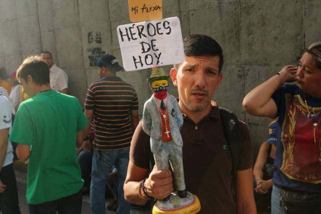 La vigilia en honor a los libertadores caídos: Del inicio a la represión Foto: Will Jiménez / LaPatilla.com