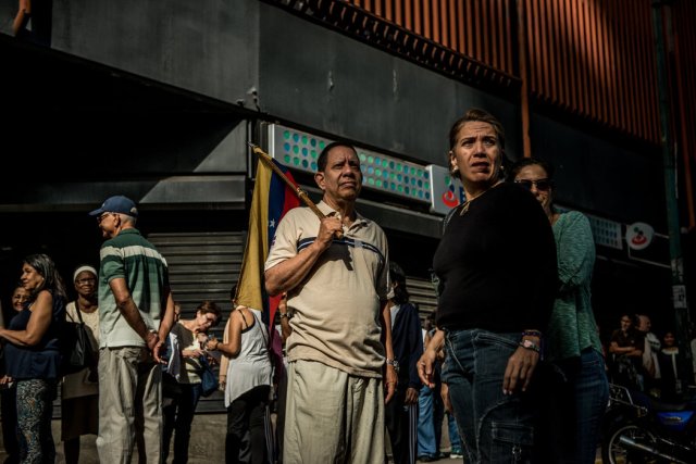 Votantes en Caracas que participaron en una consulta convocada por la oposición en rechazo a la Asamblea Nacional Constituyente, el 16 de julio. Credit Meridith Kohut para The New York Times