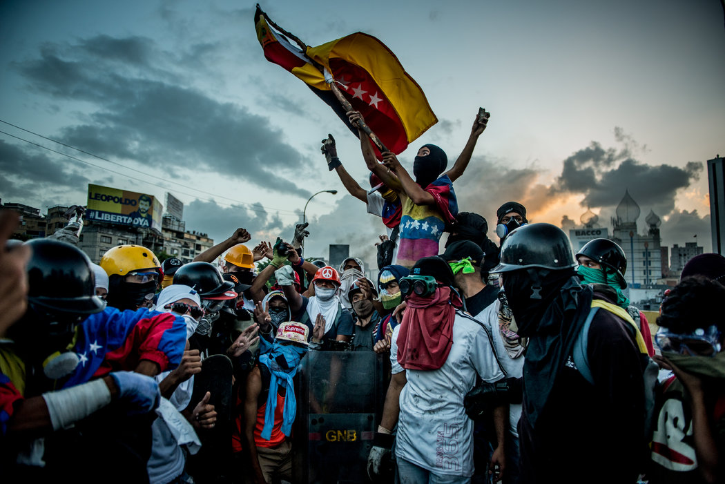 NYT: Cámaras, casco y máscara antigás, mi día a día en Venezuela