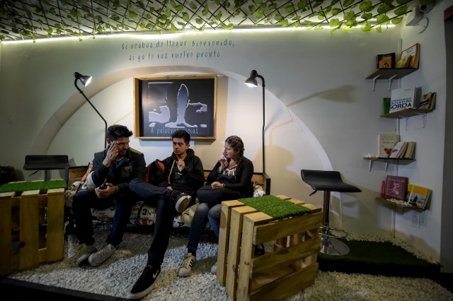 Abren un bar para sordos en Colombia. AFP STORY by Rodrigo ALMONACID