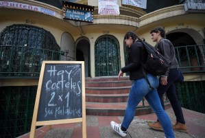 Oír con los ojos, hablar con las manos: Colombia abre el primer bar para sordos