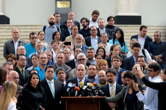 The president of Venezuela's National Assembly, Julio Borges (C), accompanied by opposition deputies, offers a press conference at the National Assembly building in Caracas on July 31, 2017. Venezuelan President Nicolas Maduro was increasingly isolated internationally on Monday following a bloody vote that handed his Socialist party almost total power to rule -- but whose legitimacy is broadly rejected. / AFP PHOTO / FEDERICO PARRA