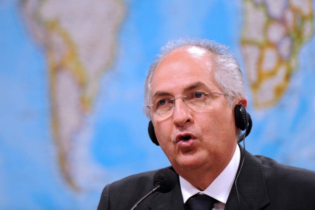 (FILES) This file photo taken on October 27, 2009 shows Caracas Mayor Antonio Ledezma speaking during a session of the Brazilian Senate's Foreign Affairs commission in Brasilia. The Venezuelan intelligence service arrested two opposition leaders overnight on August 1, 2017 relatives said, a day after a vote to choose a much-condemned assembly that supersedes parliament. Ledezma and Leopoldo Lopez were both already under house arrest when they were picked up by the intelligence service known by its in acronym Sebin, the wife of Lopez and children of Ledezma said separately. / AFP PHOTO / EVARISTO SA