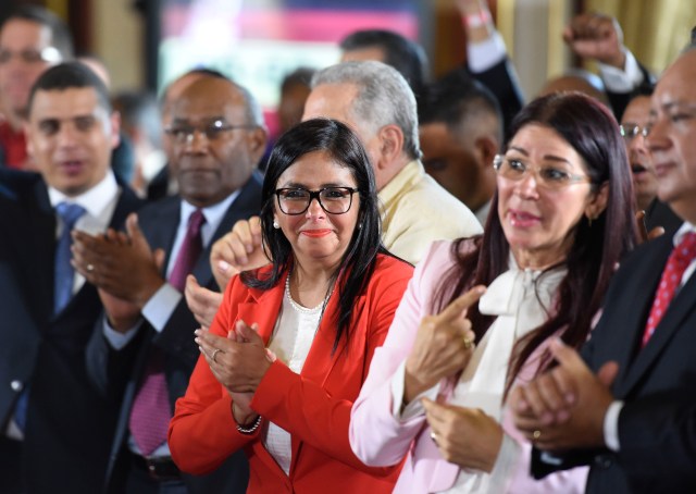 Members of the Constituent Assembly Delcy Rodriguez (C), Cilia Flores (2-R) and Diosdado Cabello (R) attend the Assembly's installation at the National Congress in Caracas on August 4, 2017. Venezuelan President Nicolas Maduro installed a powerful new assembly packed with his allies, dismissing an international outcry and opposition protests saying he is burying democracy in his crisis-hit country. / AFP PHOTO / JUAN BARRETO