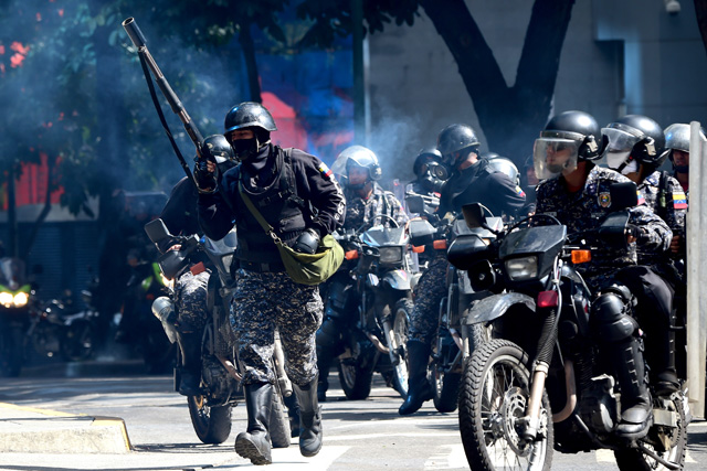 Integrantes de los cuerpos de in-seguridad dispararon dentro del Lido. AFP PHOTO / RONALDO SCHEMIDT